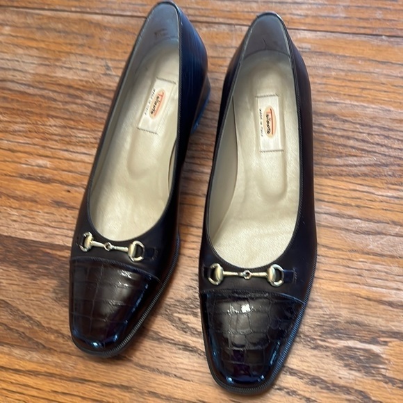 TALBOTS Brown leather shoes Size 10 N. Italian leather one and 1/4 inch heel - Picture 1 of 7